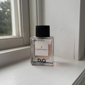 Dolce & Gabbana parfym - Säljer min dolce & gabbana L’Imperatrice parfym i 50 ml och ca 2/3 full🩷