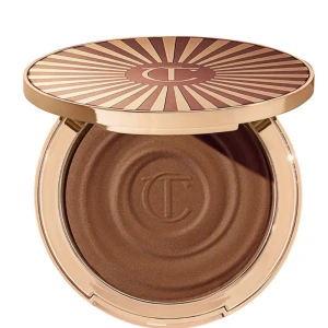Charlotte Tilbury - glow bronzer - Sun-kissed glow bronzer från Charlotte Tilbury i färgen Tan. Superfin bronzer och formula men färgen är tyvärr lite för mörk på mig.. Köpt för ca. 500 kr, säljer för 300 🤍