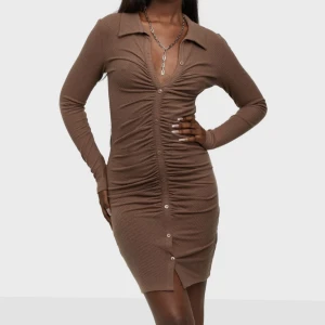 Klänning - Brun klänning i storlek xs från Nelly, använd endast en gång, nypris 399kr