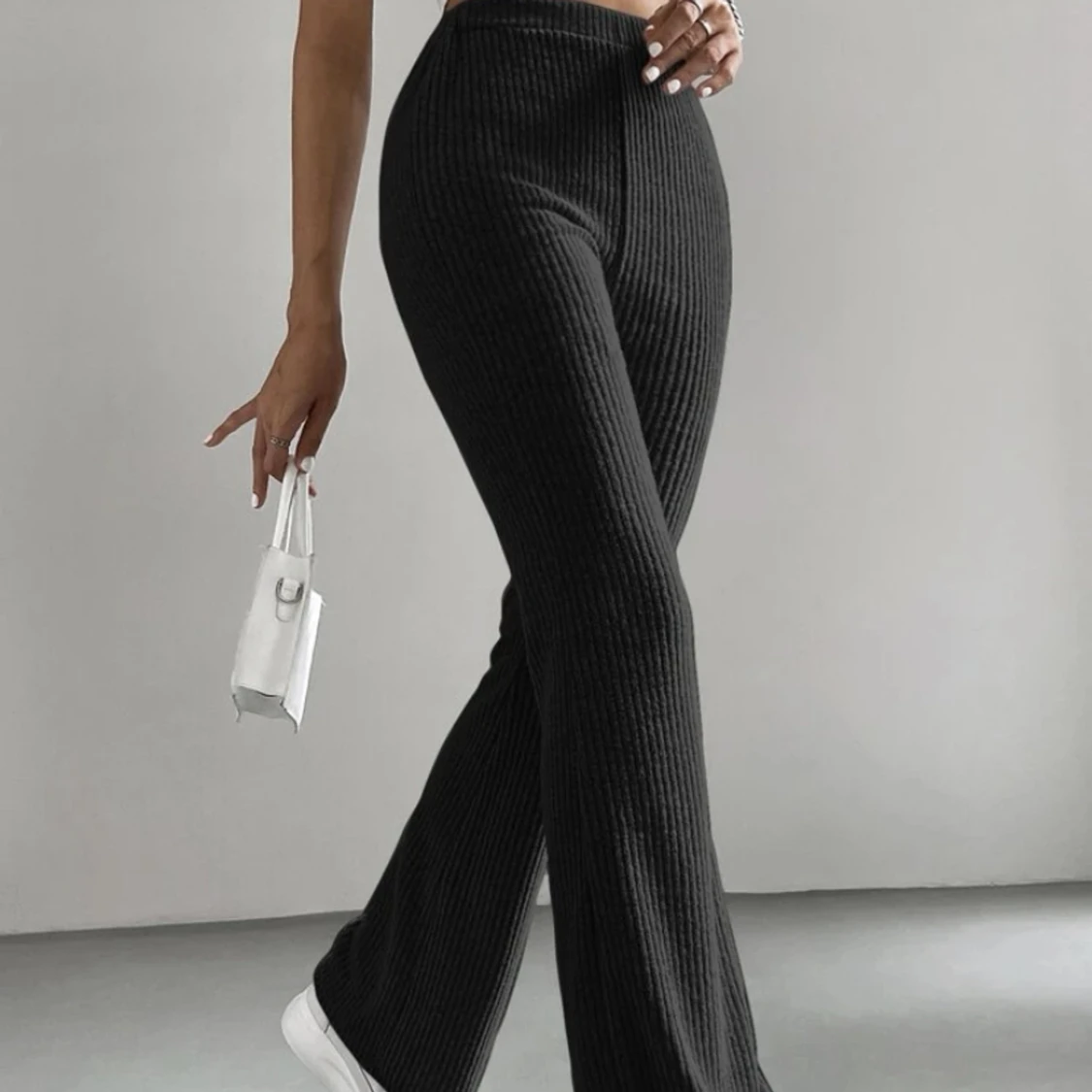 Ribbade utsvängda byxor 