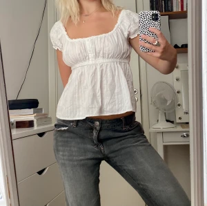 Blus - Supersöt, populär blus från HM. Endast använd en gång. ❤️  Om du vill ha fler bilder, var gärna specifik med vad du vill ha bild på❤️🥰🫶🏻. 