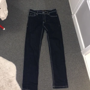 Jeans - Fint skick! Lite stora i storleken men inte så mkt.Mörkblåa jeans med vit tråd