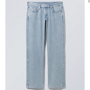 Jeans  - Säljer nu mina skit snygga populära Low waist baggy Jenas från weekday. 😊 (Jätte bra skick) Jag är 166 lång 😊