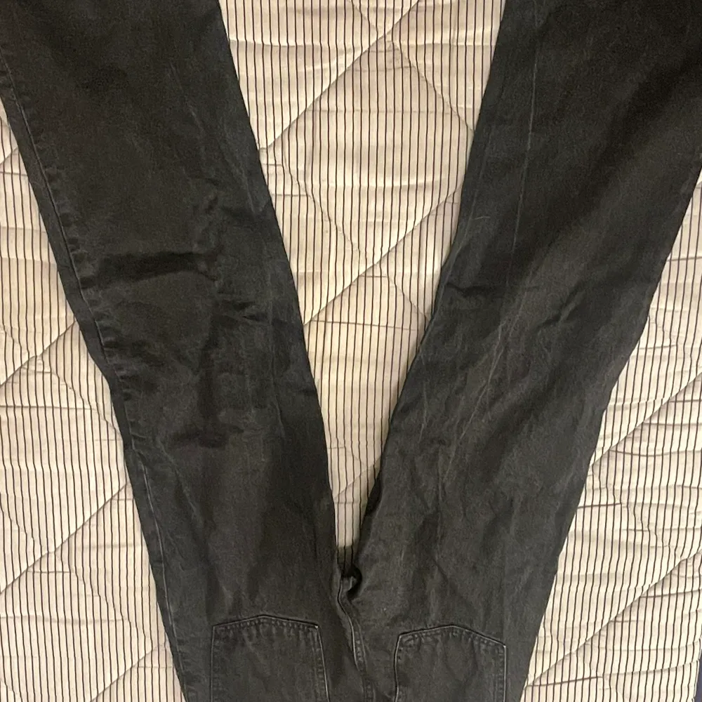 Pösiga svarta jeans med hål på knäna, . Jeans & Byxor.