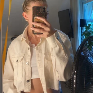 Vit kort jeansjacka  - Vit kort jeans jacka. Jättefin men kommer inte till användning så därför säljer jag den. Storlek XS💗