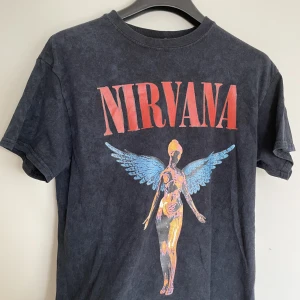 T-shirts - En Nirvana T-shirt och en Bruce Lee T-shirt. Använda men i bra skick! 