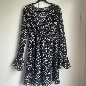 Svart vit blommig klänning - Jättefin klänning i strl M från Shein. Köpt 2021 men endast använd fåtal gånger. 