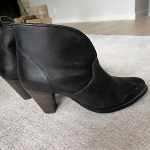 Snygga svarta läder boots i utnärkt skick från det danska märket ivylee 