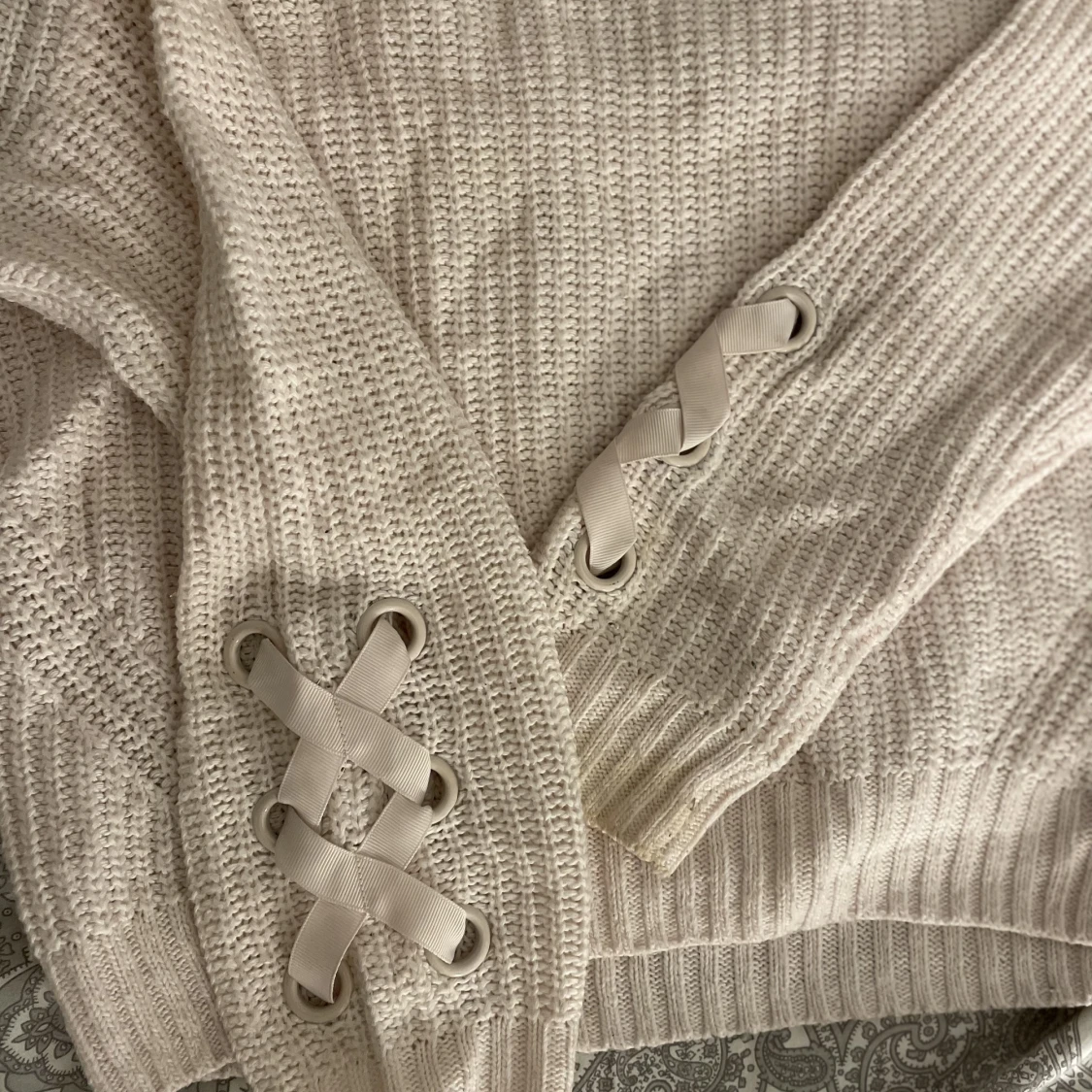 En stickad rosa tröja med detalj - 90