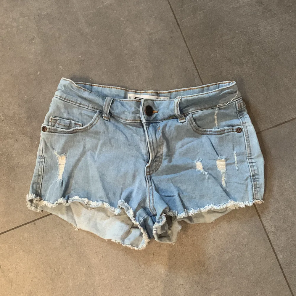 Jeans shorts, i bra skick. Bara använt någon enstaka gång.. Shorts.