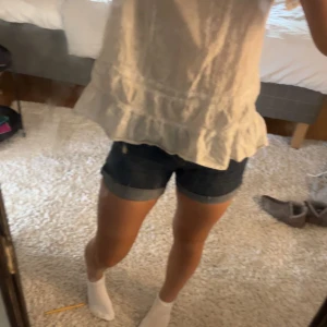 Lågmidjade jeans shorts från lee  - Egen klippta lågmidjade jeans shorts från Lee. Jättefina och är i fint skick. Säljer då dem är för små. 💕