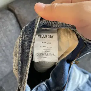 Weekday jeans i modellen twig mid straight jeans, köpta för 500, fint skick, storlek W 26 L 32. Köparen står för frakten!