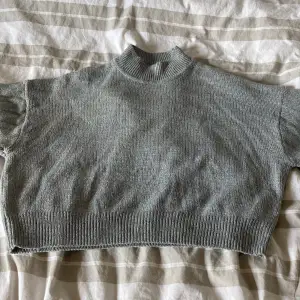 Jättefin grå stickad tröja i jättefint skick, endast använd 2 gånger. Köpt i vintras. säljer för att jag ej använder tröjan. STÅR EJ FÖR FRAKTEN