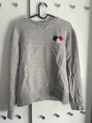 Moncler Crewneck - Säljer min Moncler Crewneck för den har blivit för liten. Den är storlek S men passar mer för Xs. Inga fläckar eller hål bara lite skrynklig. Condition 8/10. Köpt på Kaspers heat med QR kod.