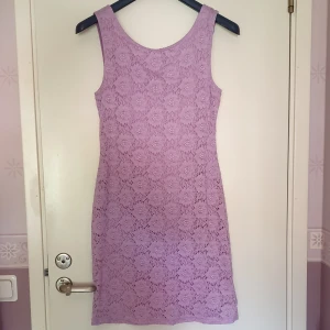 Klänning - En lila klänning från Kappahl i storlek 36/38. Fint blommönster och i fint skick. Kan mötas upp i Eskilstuna eller skickas på posten.