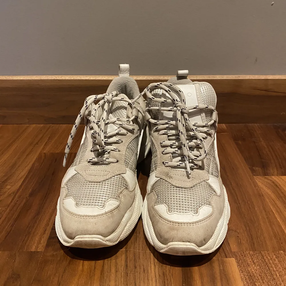 Ett par vita sneakers från IRO. Knappt använda. Nypris 3200kr. Skor.