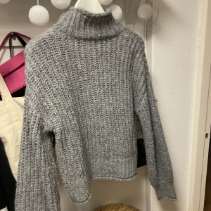 stickad tröja - stickad tröja med lite högre krage🤍