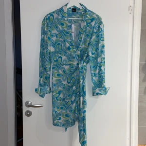 Gina Tricot klänning - Så fin klänning från Gina Tricot som aldrig är använd. Prislappen kvar.
