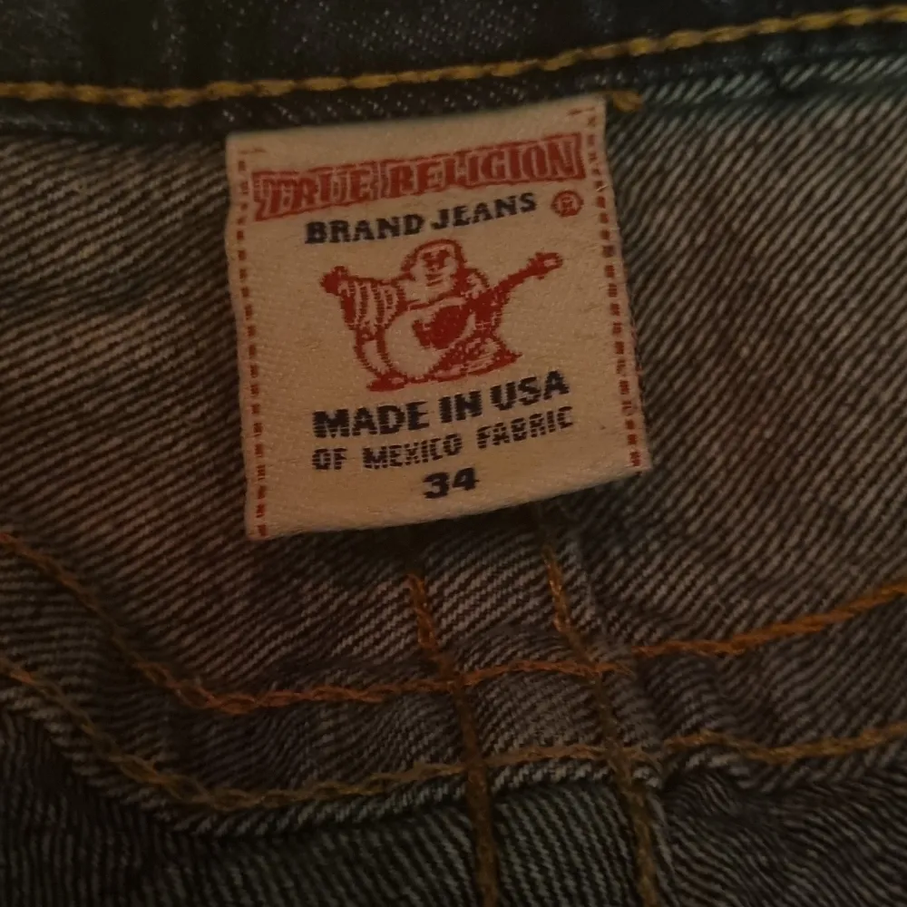 True Religion jeans, låg-mellan midja. Modellen är rakbent, jag fick dessa idag men slutade med att vara liten på mig för modellen, så jag säljer den igen. Kontakta mig gärna om intresserad 💕. Jeans & Byxor.