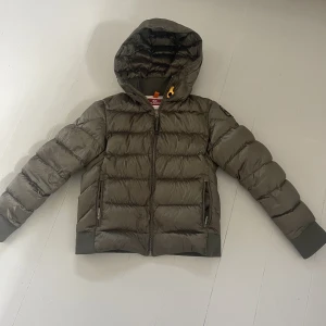 Parajumper, dunjacka  - Säljer den här äkta parajumper dunjacka, är bara använd en vinter några fåtal gånger lågt pris för vi få den sold bara, säljer för den är för liten 