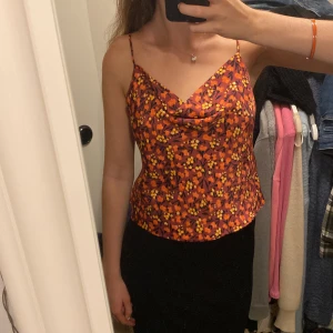 Satinlinne  - Satinlinne med mönster av blommor!🌸 Storlek L men kortar man ner banden som jag har gjort sitter den som en M. Säljer då den inte kommer till användning längre ! ✨