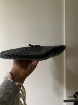 Hatt🫶🏼 - Supersöt mörkgrå hatt🫶🏼50 kr + frakt🤍