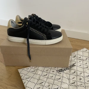 Zadig skor - Säljer ett par Zadig &Voltaire skor i storlek 37. Jättesnygga höstskor som jag känner inte kommer till tillräcklig användning hos mig, skorna är väl omhändertagna. Säljer för 900 kr + frakt 😊