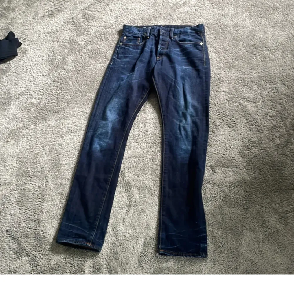 Tja, säljer ett par helt nya feta jeans för dem var för små. Nypris runt 700 hör av er om ni har nån fundering. Tar emot byten. Jeans & Byxor.