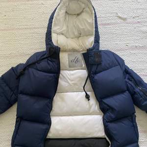 Säljer min jacka från d. brand, jackan är tidigare köpt på plick. Använd under en hel vinter ❤️  Pris kan diskuteras ❣️