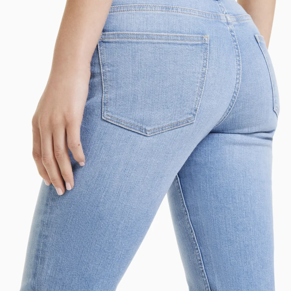Super fina lågmidjade bootcut jeans från bershka, oanvända och lappen kvar 💗. Jeans & Byxor.