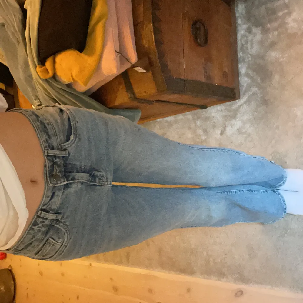 Mid waist jeans använd någon gång men jeansen blev för korta för mig💕 Från vero moda, skulle säga att dom passar Xs- S💘. Jeans & Byxor.