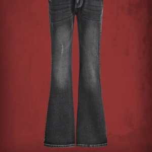 Flare jeans - Köpte på SHEIN. Aldrig använda då dem var för långa, jag är 159/160 cm lång och dem är några centimeter för långs, nypris 229kr, pris kan diskuteras. Skriv om ni vill veta mer.💕💕