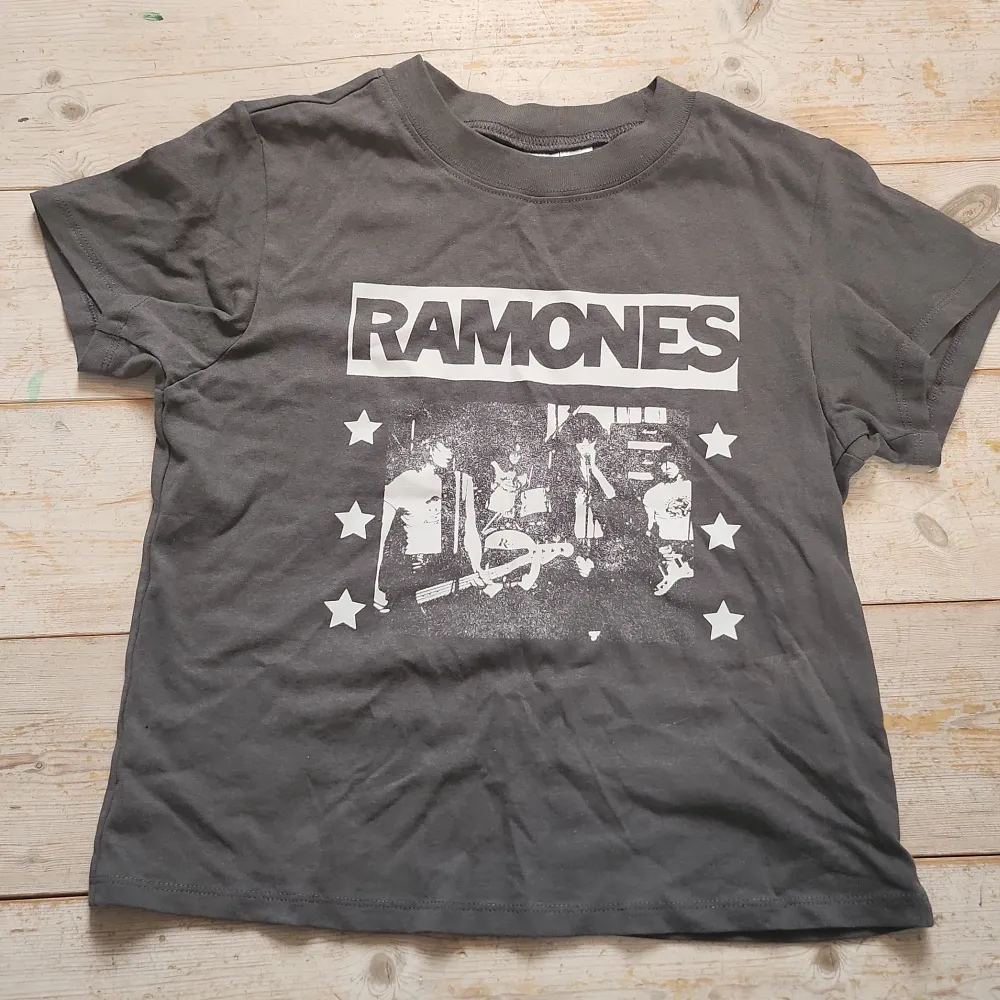 Helt ny Ramones topp från hm. Säljes då den inte är min stil längre. . T-shirts.