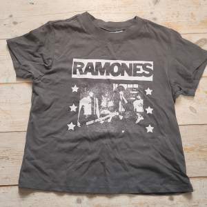 Helt ny Ramones topp från hm. Säljes då den inte är min stil längre. 