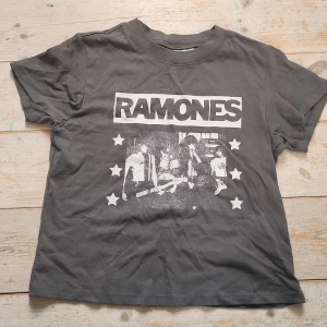 Ramones topp från hm - Helt ny Ramones topp från hm. Säljes då den inte är min stil längre. 