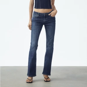 Low waist bootcut jeans - Säljer de helt slutsålda populära low waist jeansen ifrån zara. Helt oanvända, med lapp kvar.    Säljer vid bra bud.  Köp direkt för 320kr 