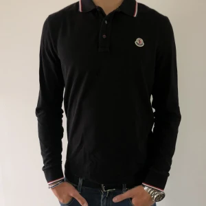 Moncler piké  - Tja säljer denna moncler pikén. Tröjan är i nyskick och använd sparsamt. Den är i storlek S och jag är 178. Skriv vid frågor och funderingar!