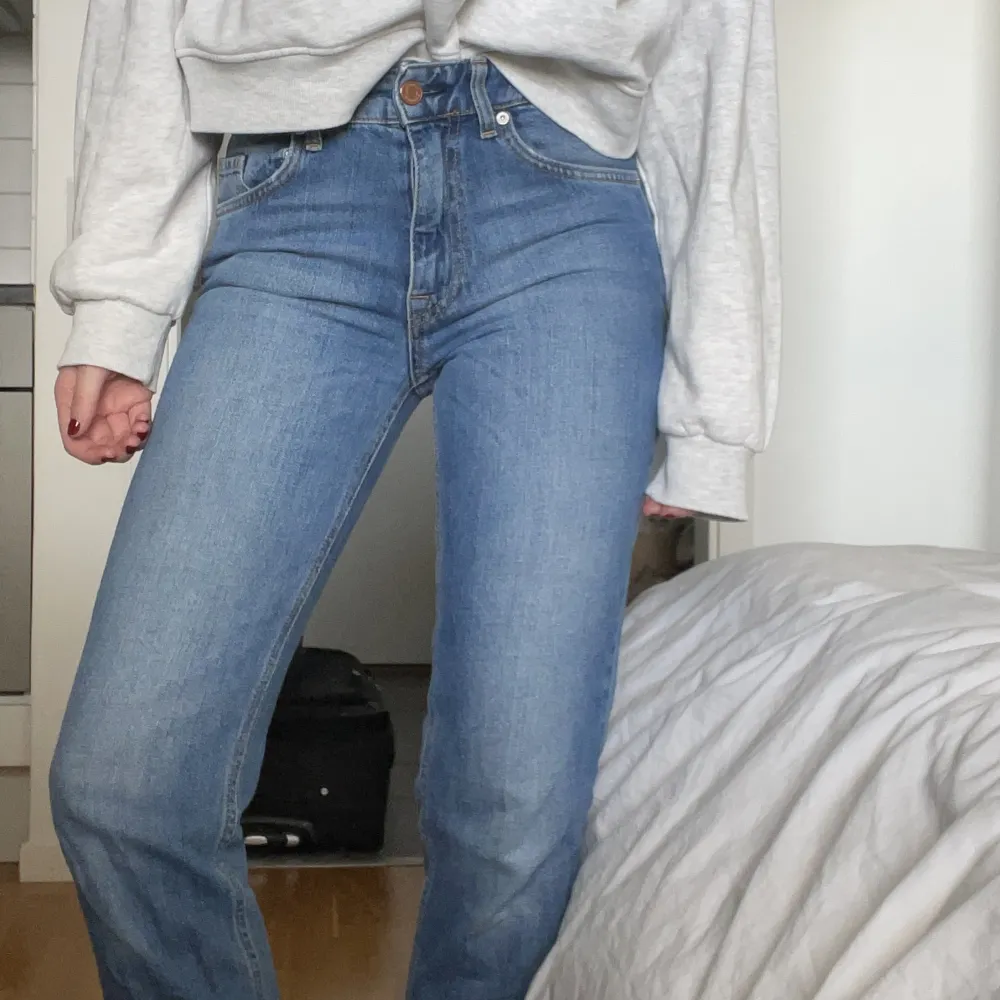 Fina jeans från J.Lindeberg! ⭐️Fint skick. Lite små i storleken. Slutar vid anklarna på mig som är 167cm lång. För referens har jag som är på foton vanligtvis strl 34/xs . Jeans & Byxor.