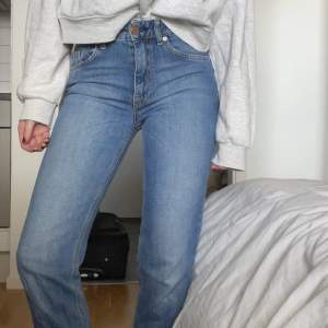 Fina jeans från J.Lindeberg! ⭐️Fint skick. Lite små i storleken. Slutar vid anklarna på mig som är 167cm lång. För referens har jag som är på foton vanligtvis strl 34/xs 