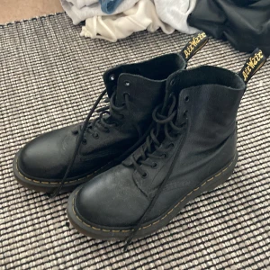 Dr. martens - Perfekt skorna till hösten och vintern. Äkta dr martens, nypris 1800kr säljer för 800kr💗strl 38 