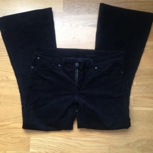 WRANGLER manchester bootcut - Lågmidjade, går att sprätta upp benen så blir de 5cm längre. Innerbenslängd 72(+5) midjemått 42-43