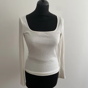 Ribbad Top  - Långärmad creme vit topp i Strl XS, sparsamt använd 