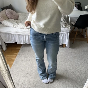 Lågmidjade bootcut jeans - Låga bootcut jeans från hm. Lite slitna vid kanten där nere. Annars i bra skick!