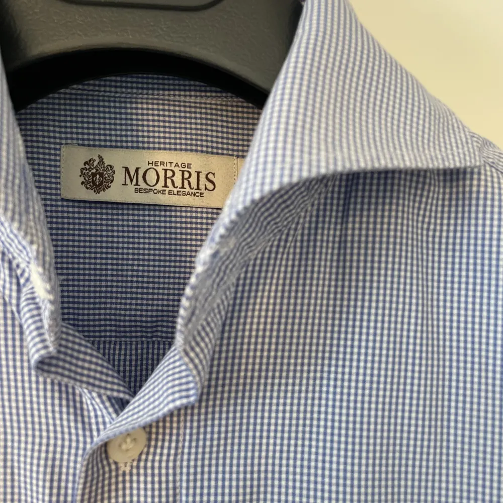 Säljer en blåvit rutig skjorta från Morris i fint skick. Plain med logga på vänstra armen.      Funkar perfekt att ha på under en tröja eller bara skjortan. . Skjortor.
