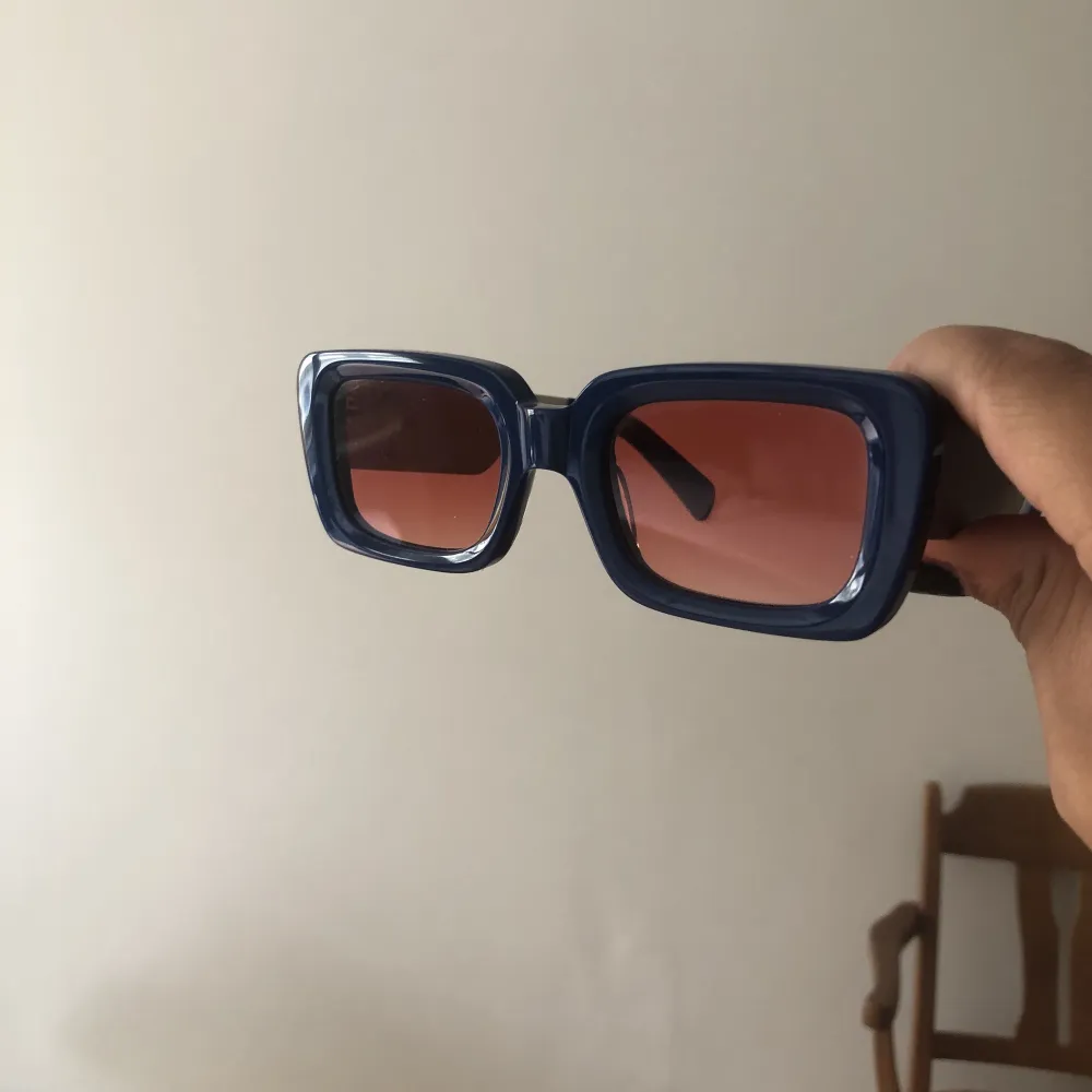 Knappt använda solbrillor från chimi, dessa går inte att få tag på då dem är limiterade med ett samarbete med Kalles kaviar. Nypris 1500kr, säljer för 750kr. Accessoarer.