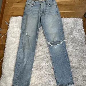 Blå jeans i storlek 38. Sköna jeans med bra material. Jeansen är köpta för ordinarie pris 499 kr. Jag säljer jeansen för 99 kr. 