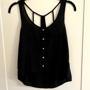 Topp - Aéropostale nyskick. Snygg svart topp i mycket bra kvalitetsnivå skick. Fina detaljer i ryggen.