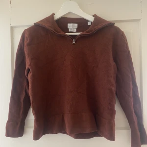Brun stickad tröja  - Höstig mysig brun tröja som köptes secondhand men som tyvärr aldrig kommer till användning. Tröjan är i storlek xxs-s. Priset kan diskuteras 