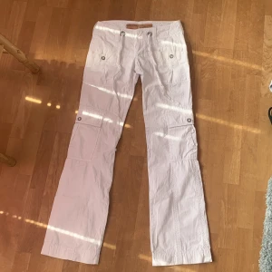 Vita cargopants - Jättefina cargopants i bra skick, passar tyvärr inte mig
