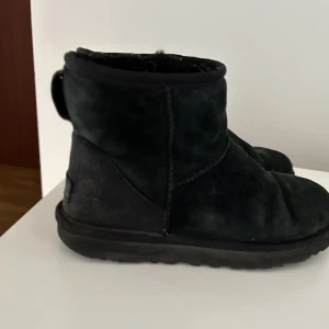 Uggs - Säljer mina svarta uggs, använda 2 vintrar. Rätt så slitna, dem har ett litet hål framme vid skon.